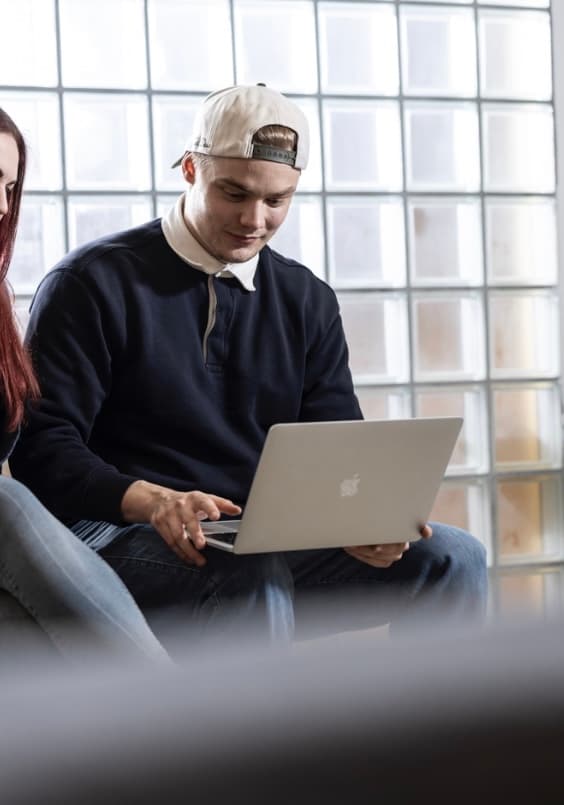Olof Hag, grundare av Rankera, arbetar vid en laptop